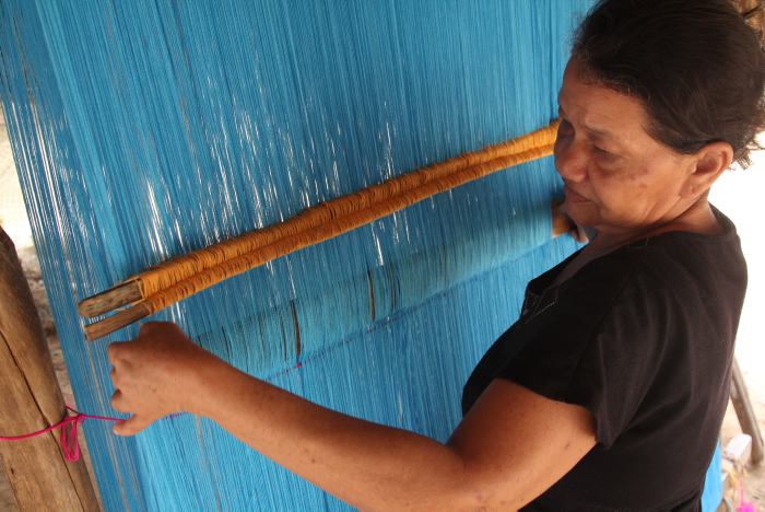 Beatriz se estira, se soba la columna, y manda a buscar un poquito de café. Este es su trabajo, su elección de vida y gracias a eso permanece una costumbre que es orgullo de este pueblo, en el corazón de los Montes de María.